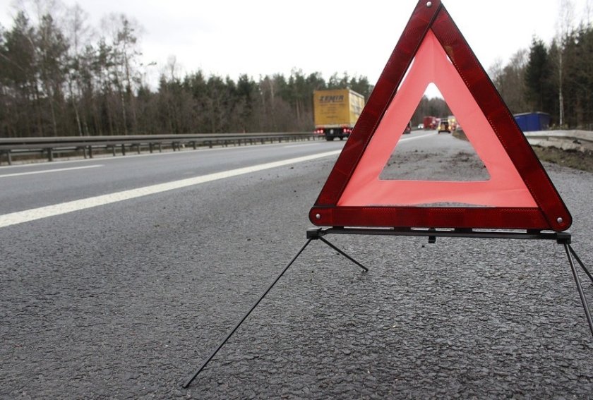 Лек автомобил се е ударил в аварирал камион на пътя