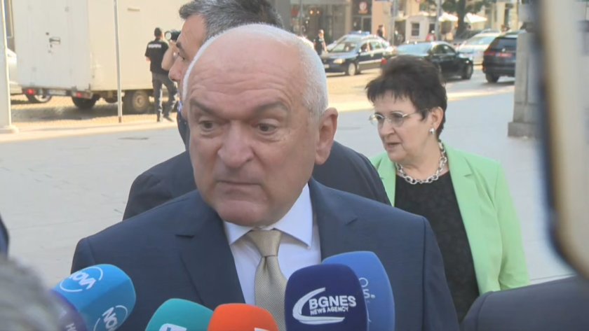 Бързо да се избере редовно правителство, призова Главчев на влизане