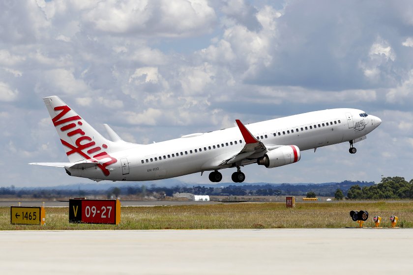 пътнически самолет кацна аварийно нова зеландия един двигателите възпламени