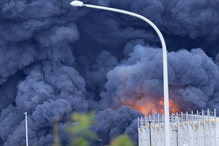 голям пожар бушува часове наред товарната зона летището брюксел снимки