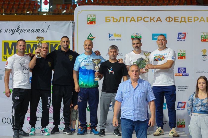 Борците на Димитровград за първи път взеха отборния трофей при