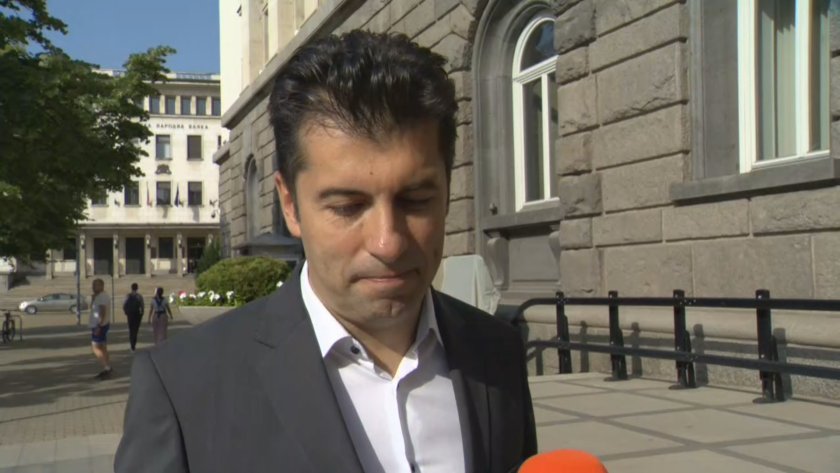 Фалшива новина е, че сме разговаряли с "Възраждане", заяви Кирил Петков на влизане в НС