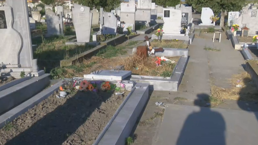 Малолетни вандали са изпотрошили гробището в Нова Загора. Разбити и