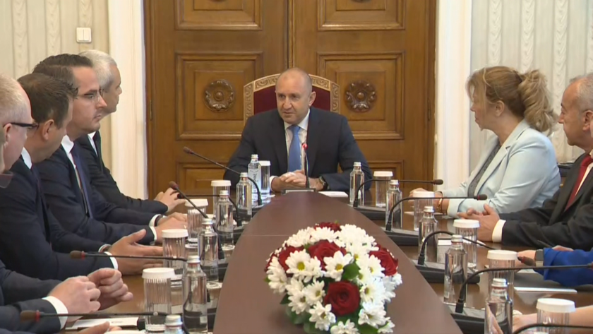 Президентът Румен Радев продължава с консултациите за съставяне на кабинет.