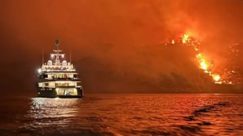 Фойерверки, изстреляни от частна яхта, са предизвикали пожар в единствената