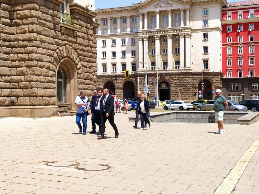 Представители на партия Величие отидоха на консултации при президента Румен