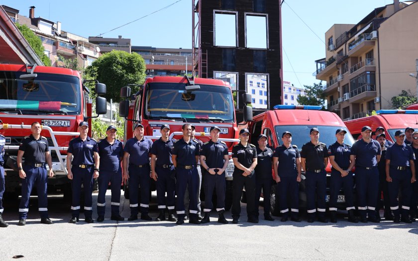 помощ съседите български пожарникари гасят пожари гърция