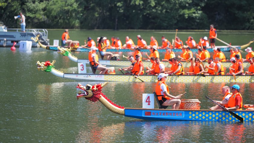 Фестивал на драконовите лодки се провежда на езерото Панчарево край София