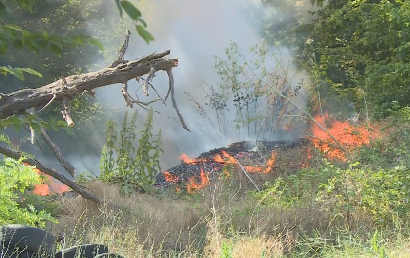 Пожар изпепели дървени постройки в района на местността Харамията на