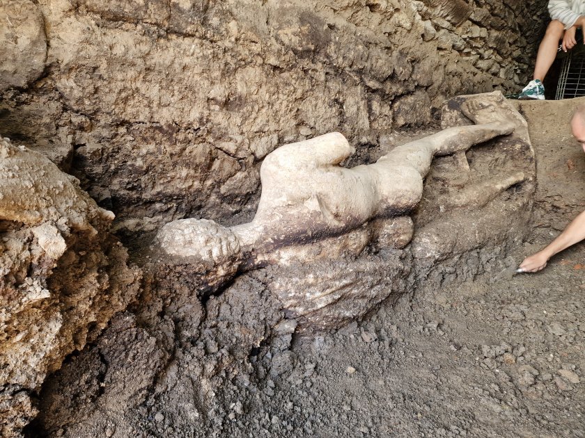 откриха огромна мраморна статуя божество хераклея синтика петрич