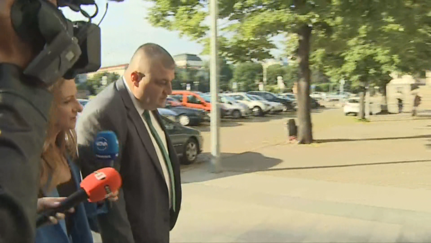 Попитан дали има разцепление в парламентарната група на ДПС, депутатът