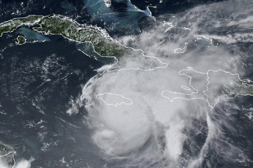 ураганът берил заобикаля остров ямайка опустоши източните карибски острови