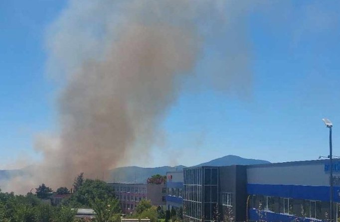 Голям пожар пламна край Карлово, нанесе щети на част от склад на "Българска роза"