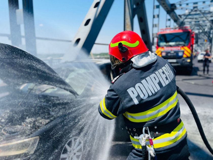 румънски автомобил запали движение дунав мост снимки