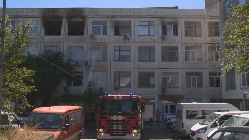 Разследват причините за пожара в поликлиниката във варненския квартал "Владиславово"