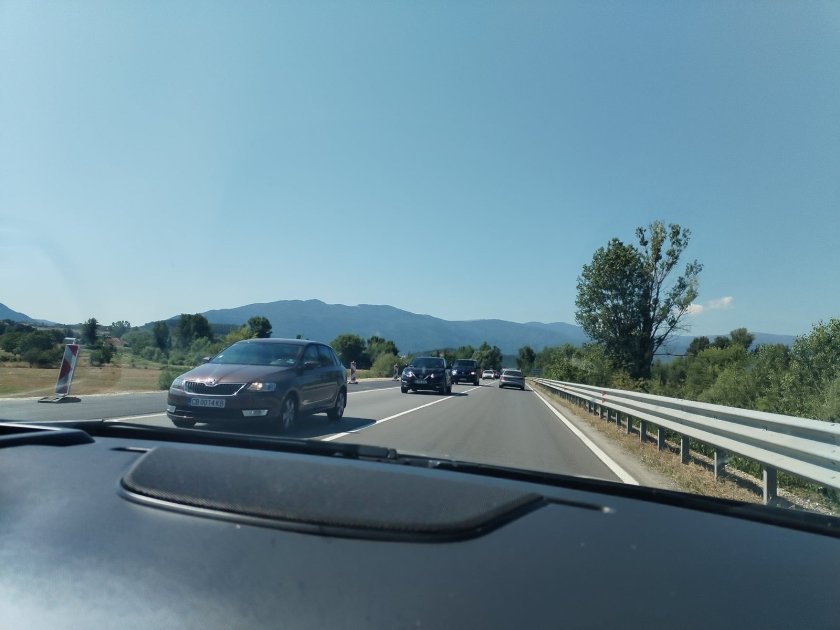 Допълнителната лента за облекчаване на трафика край Симитли вече е