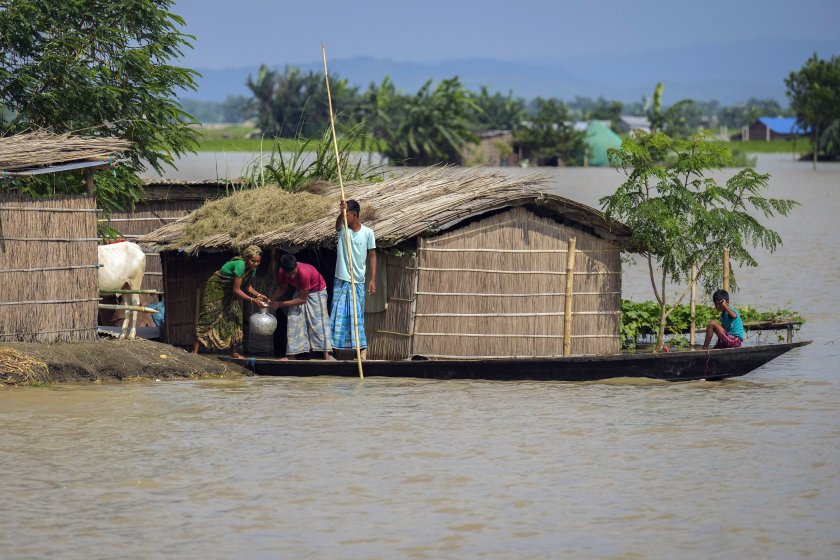 души загинали наводнения североизточна индия