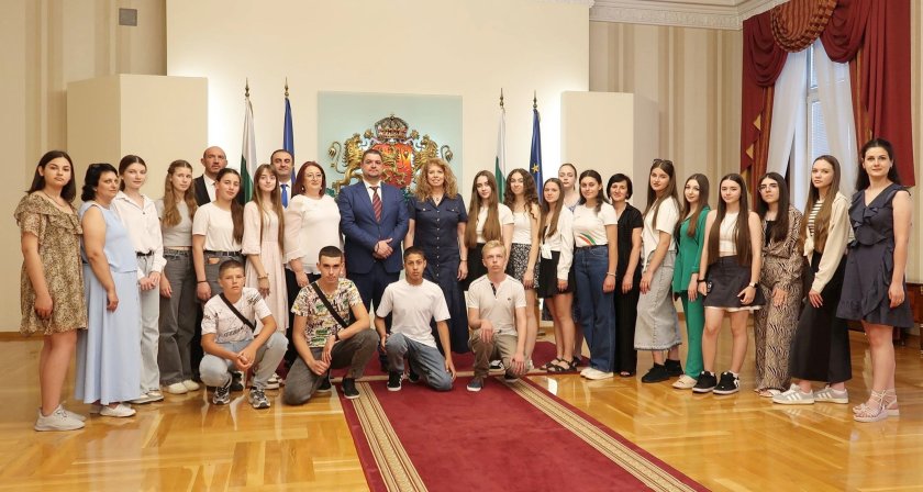 Вицепрезидентът посрещна на „Дондуков“ 2 украински ученици и учители с български произход