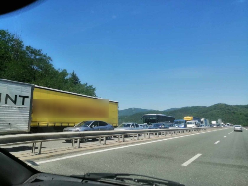 Шофьор загина при челна катастрофа между лека кола и тир