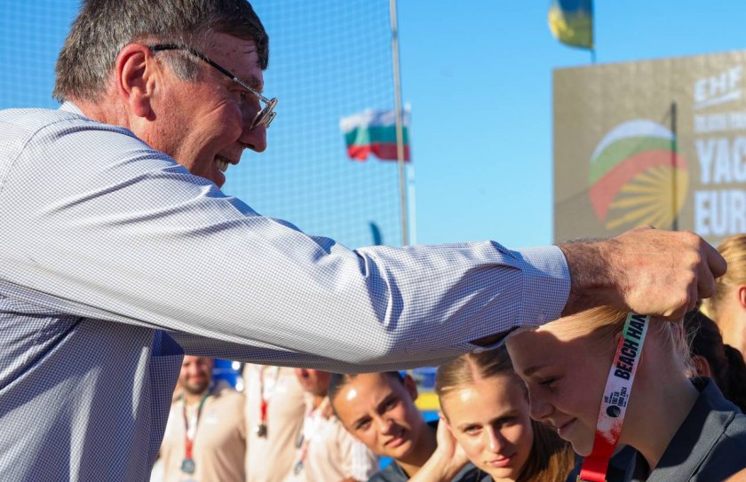 Георги Глушков връчи златните медали на еврошампионата по плажен хандбал за юноши и девойки