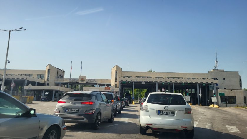 Интензивен е трафикът и днес по всички главни пътища в