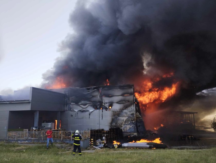 пожар гори търговски магазин разград снимки