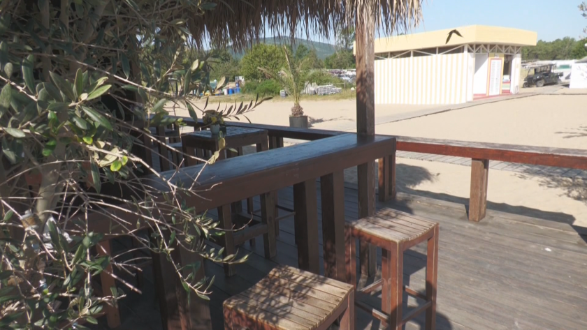 Обвиниха полицая, бил момче пред бар, защитата с коренно различна версия за случая