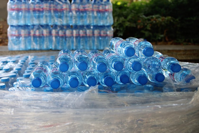 Раздават безплатно бутилки с минерална вода в София заради жегата