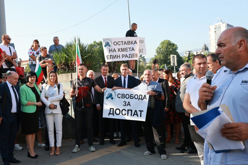 Жители на Доспат искат оставката на кмета на града с протест пред НС