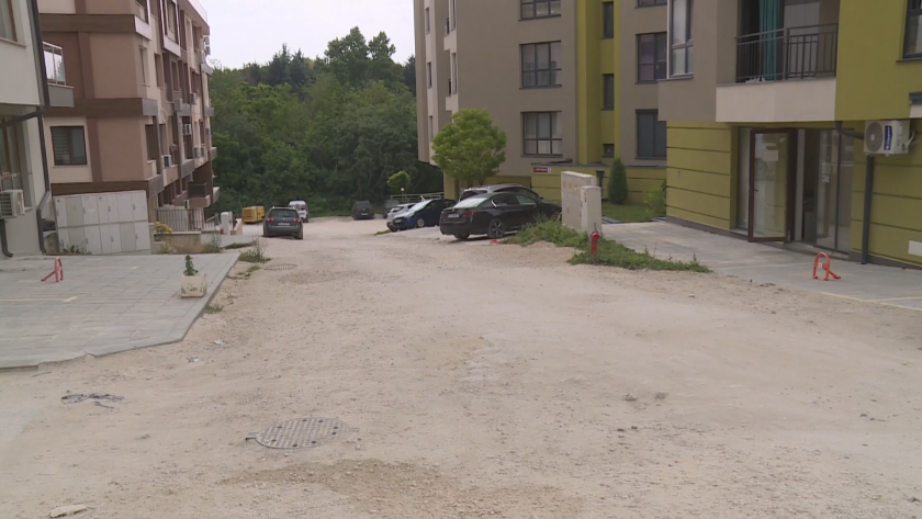В 21-ви век: Улица без асфалт, осветление и тротоари във Варна