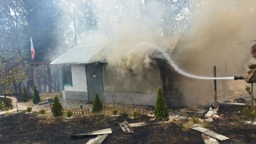 42 пожара бушуват на територията на страната, 620 огнеборци се борят със стихията