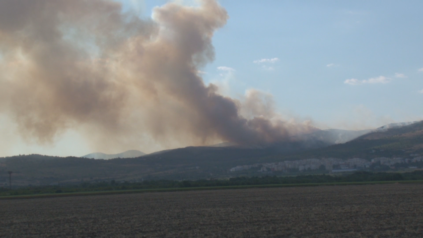 Голям пожар бушува край вилната зона на Стара Загора