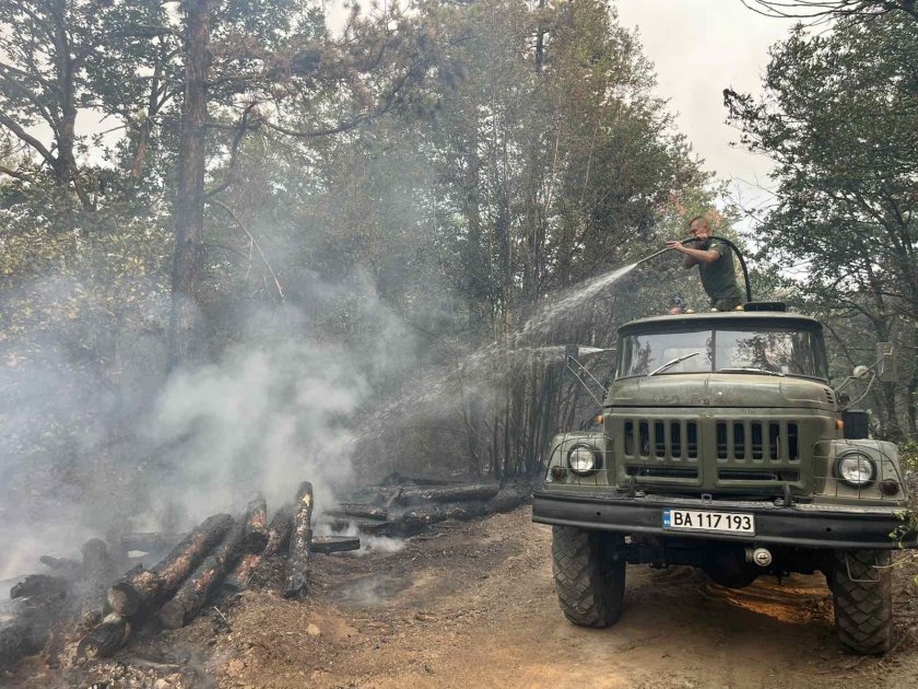 200 военнослужещи тежка техника хеликоптера борят пожарите петък насам
