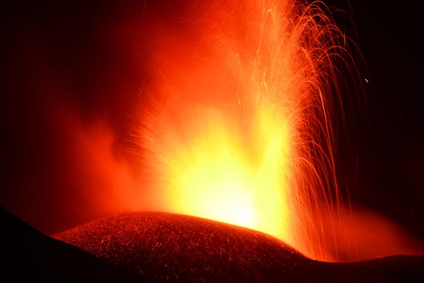 Вулканът Етна на остров Сицилия отново изригна (СНИМКИ)