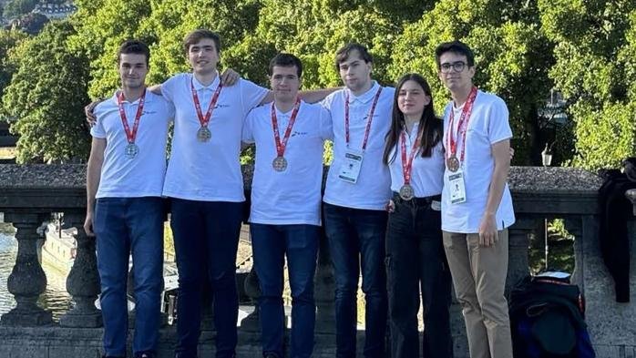 отборът математика спечели медала международната олимпиада великобритания
