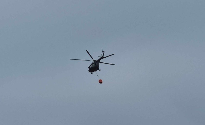 Безмилостната борба с пожарите в страната не спира. В момента