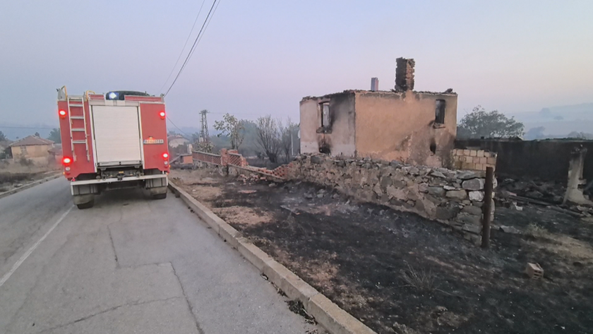 Пожарът във Воден е овладян, обстановката бавно се нормализира