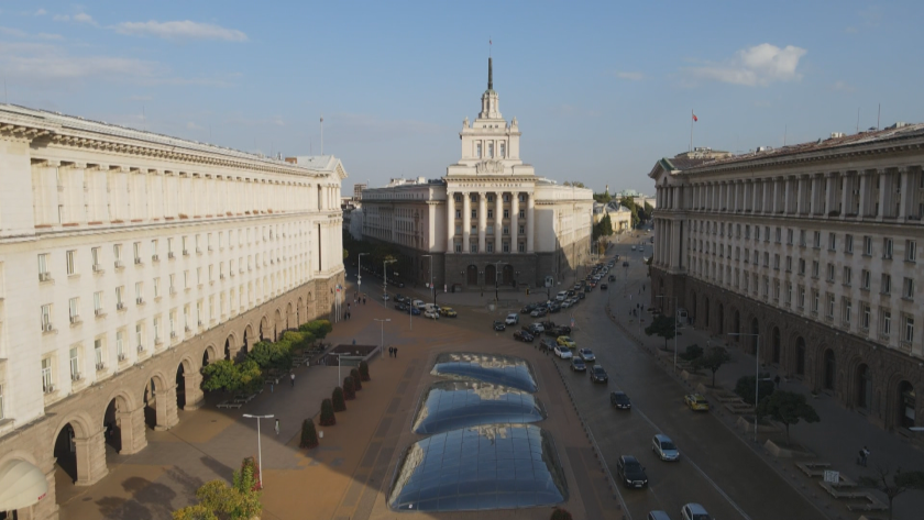 След по-малко от два месеца работа: Депутатите се скараха кога да почиват