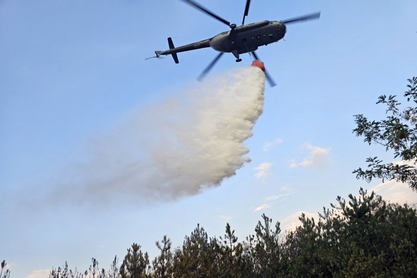 правителството оборудва кратък срок два хеликоптера гасене пожари