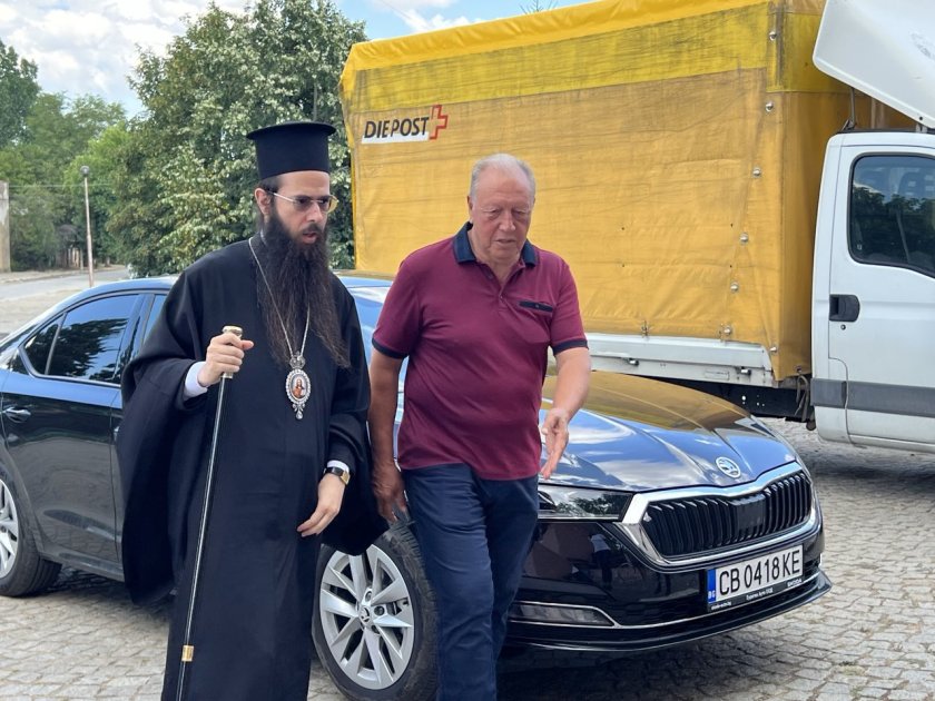 Сливенският митрополит Арсений посети Воден и направи дарение