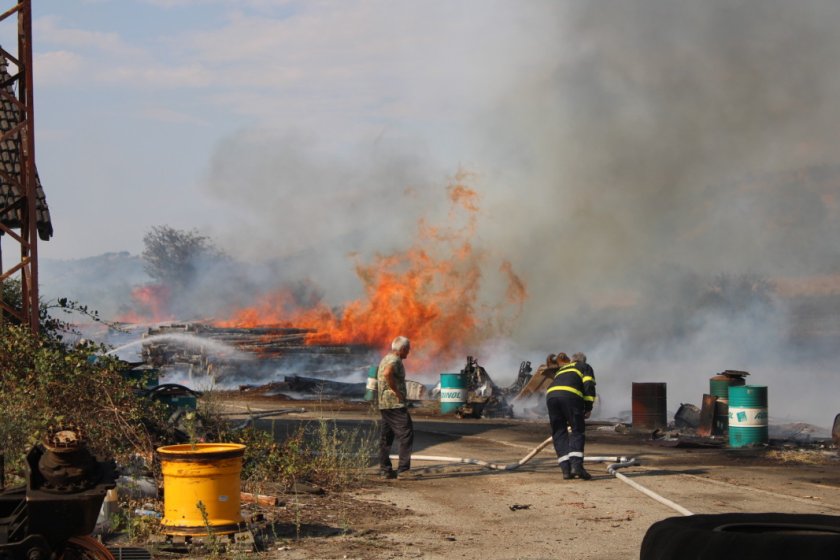 Пожарът в района на гара Кочериново е овладян