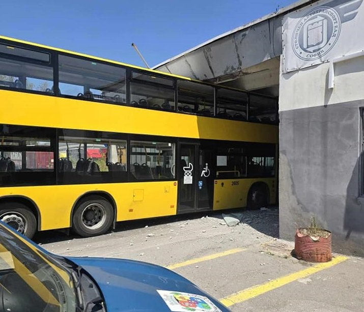 двуетажен автобус заклещи гараж малашевци софия снимки