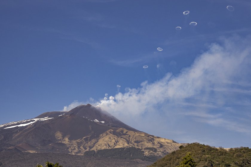 Вулканът Етна отново изригна, полетите на летището в Катания са преустановени