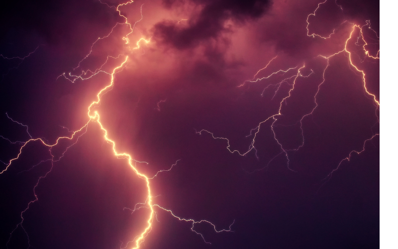 Мълния подпали апартамент в пловдивския район Южен. Инцидентът е станал