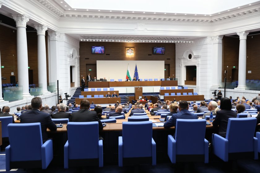 парламентът гласува кабинета желязков