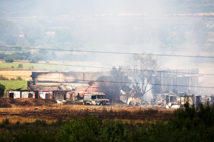 Трети ден на взривове край Елин Пелин, достъпът до складовете още е невъзможен (ОБЗОР)
