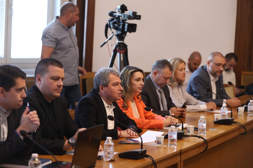 Има такъв народ и БСП ще продължат разговорите. Това стана