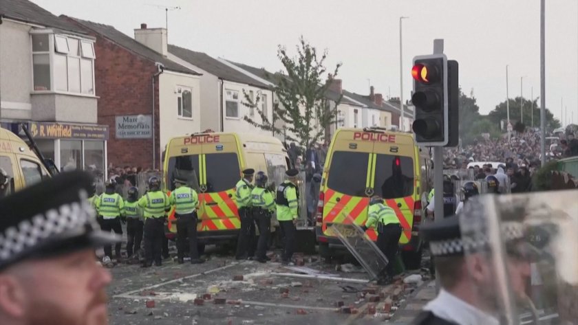 Най-малко 39 полицаи бяха ранени след сблъсъци с протестиращи в
