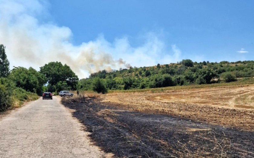 екипа гасят пожар язовир извора община асеновград