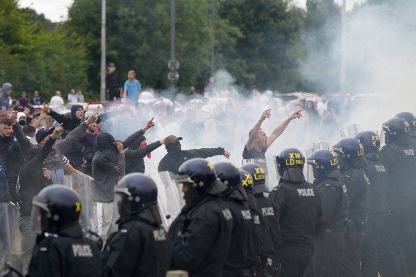 безредици великобритания 100 арестувани крайнодесни протести снимки